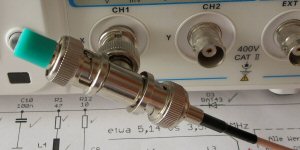 BNC-T-Verbinder mit einem 50 Ω Abschluss ...